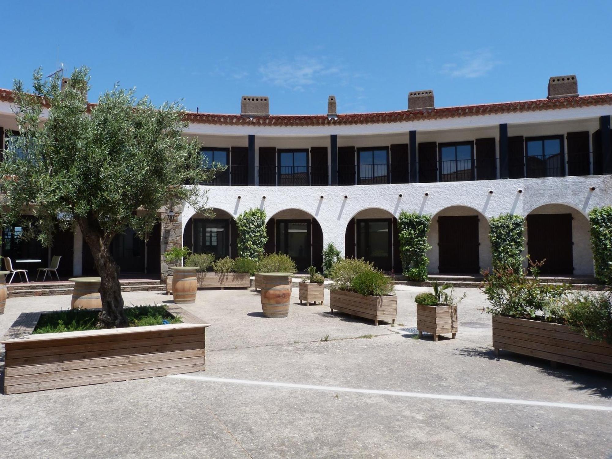 Logis Hotel Restaurant Le Top Du Roulier Capendu Exterior photo